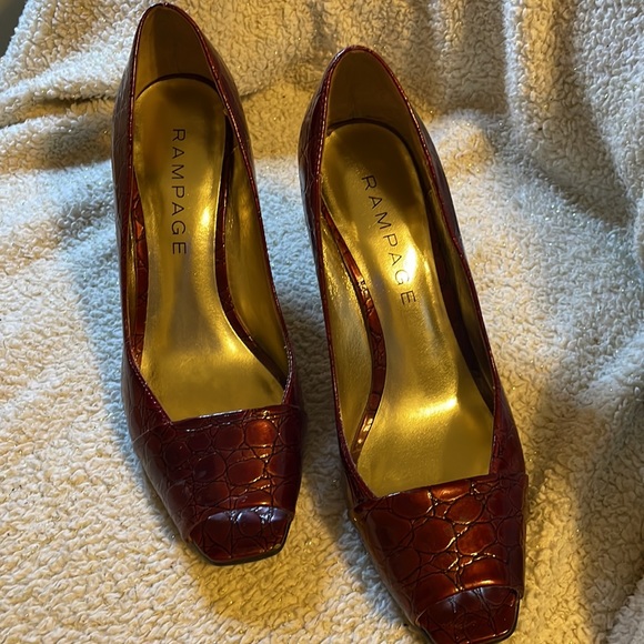 Rampage brand maroon 3-inch heels. Textured leather with a peep toe. Size 8 - Picture 2 of 5
